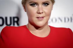 Amy Schumer: umazan humor in čiste linije na rdeči preprogi