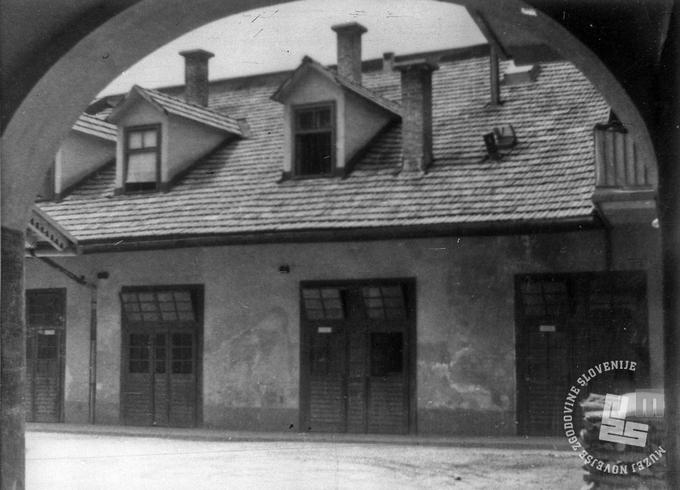 Ko so z žično ograjo leta 1942 tiskarno Podmornico odrezali od mesta, je bilo iz nje težko prenašati literaturo in drugi material, zato so začeli graditi novo tiskarno v mestu. Imenovala se je tunel, delovala pa je na Emonski cesti 2.    | Foto: neznan, arhiv MNZS