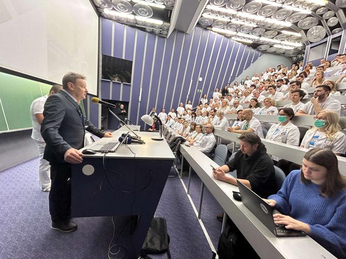 V zdravniškem sindikatu Fides so zaostrili stavko, saj niso zadovoljni z vladnim predlogom stavkovnega sporazuma. Podrobnosti niso znane, je pa znano, da Fides zahteva, naj vlada izpolni obljubo in oblikuje ločen zdravstveni plačni steber, ki bo zajel vse zaposlene v zdravstvu in celovito opredelil pogoje dela, od standardov in normativov, pravil, napredovanj, delovnih obremenitev ter izkušnjam ustrezno plačilo.   | Foto: Matic Prevc/STA