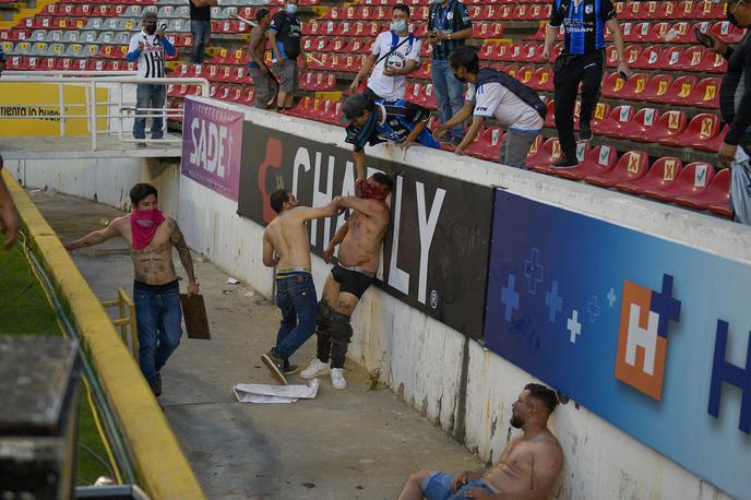 pretep | Na nogometni tekmi devetega kroga mehiškega prvenstva med ekipama Queretaro in Atlas je prišlo do pretepa, v katerem je bilo ranjenih najmanj 22 ljudi.  | Foto Guliverimage