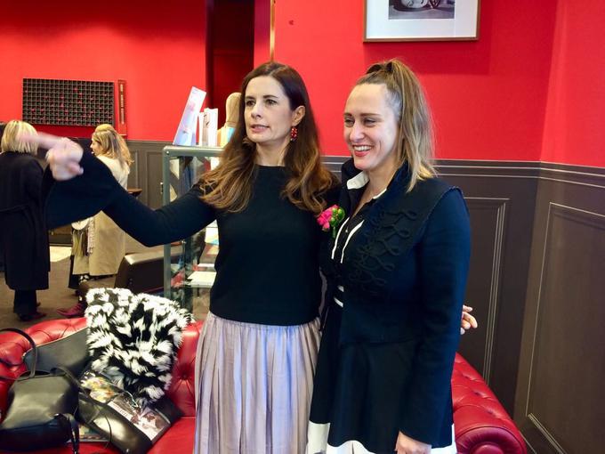 Matea z Livio Firth, ženo igralca Colina Firtha, na odprtju trgovine Pop-up Boutique v Fidenza Villageu v Italiji, kjer so bila na volja njena oblačila. | Foto: Osebni arhiv