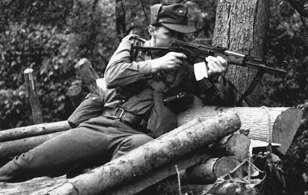 Slovenski teritorialec | Fotografija s 30. junija 1991, na kateri je slovenski teritorialec, ki sodeluje v bojih pri Dravogradu. | Foto Guliverimage