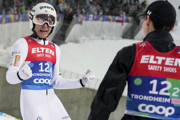 Veselje po srebrni medalji: Nika Prevc priznala, da je bilo napeto, Lanišek se je obrnil proti Domnu