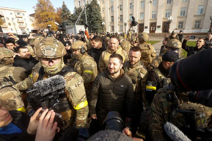 Ukrajinsko osvobajanje okupiranega dela regije Herson na desni strani Dnepra se je začelo že konec avgusta. Po nekajmesečnem ukrajinskem stalnem pritisku so se 9. novembra ruske sile umaknile iz Hersona in odšle na levi breg Dnepra. Na fotografiji: ukrajinski predsednik Volodimir Zelenski v osvobojenem Hersonu. | Foto: Reuters