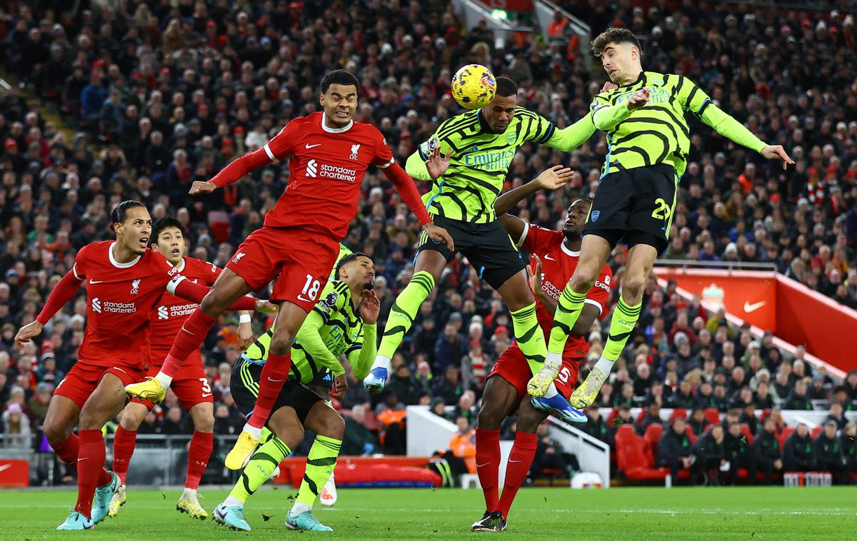 Arsenal Liverpool Gabriel | Osrednji branilec Gabriel Magalhães je z glavo zadel za vodstvo Arsenala že v četrti minuti. | Foto Reuters