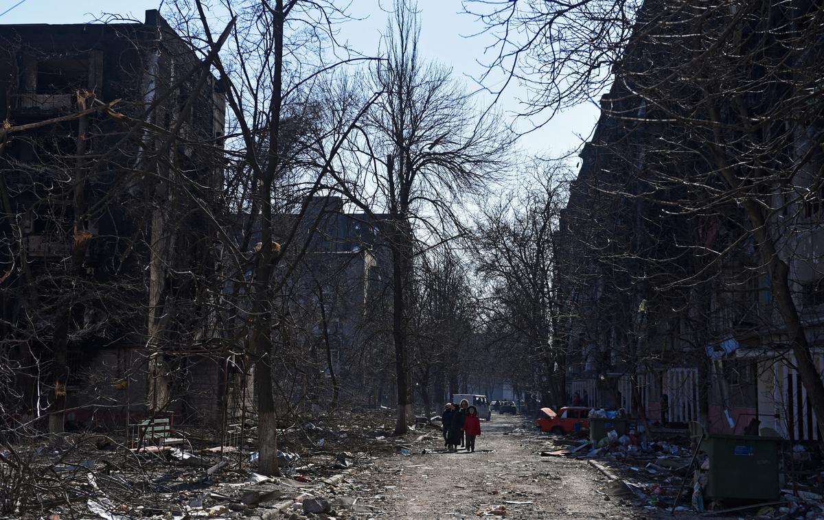 Mariupol | Razmere v mestu Mariupol so grozljive. Ruska vojska je obkolila mesto, na ulicah potekajo spopadi.  | Foto Reuters