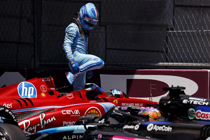 Charles Leclerc se je zavrtel na prostem treningu. | Foto: Reuters