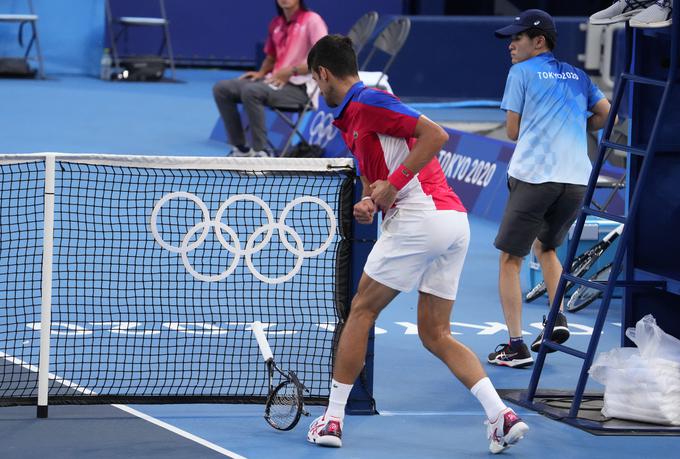 Ob zaostanku z 0:3 v tretjem nizu se je znesel nad loparjem. | Foto: Reuters