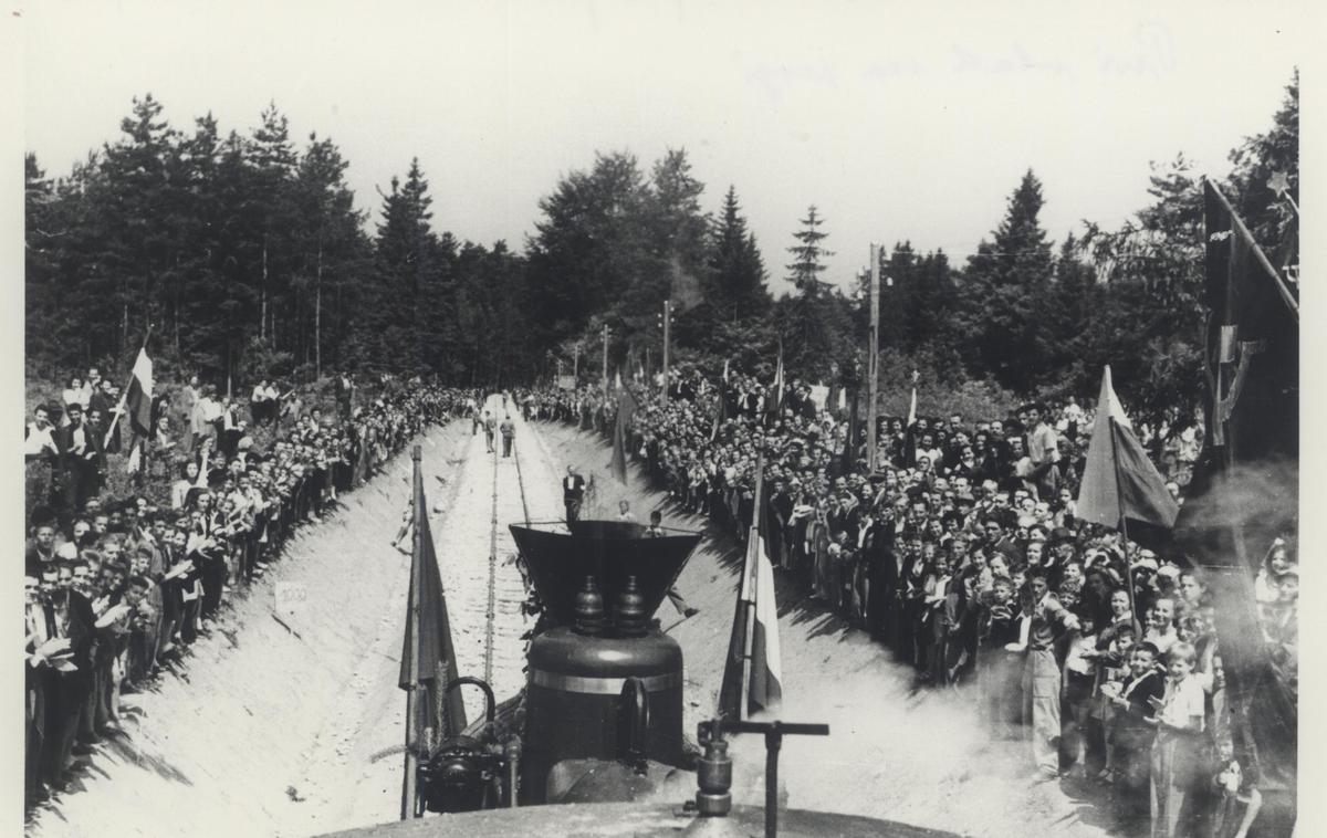 Pionirska proga | Otvoritev pionirske proge leta 1948 v Ljubljani. Darilo S. Kumarja, nahaja se v upravi ŽM v sobi dokumentacije - škatle št. 4, DIGI. | Foto V. Simončič, darilo S. Kumarja, Ljubljana, hrani ŽM