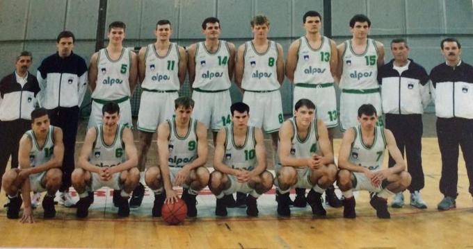 Slovenska reprezentanca leta 1993: Janez Drvarič, Peter Vilfan, Marko Tušek, Teoman Alibegović, Slavko Kotnik, Primož Bačar, Marijan Kraljević, Slavko Đurišič, Daso Šercer in Vojsko Herskel (v zgornji vrsti) ter Boris Gorenc, Jaka Daneu, Jure Zdovc, Boštjan Leban, Roman Horvat in Darko Mirt (v spodnji vrsti). | Foto: Osebni arhiv