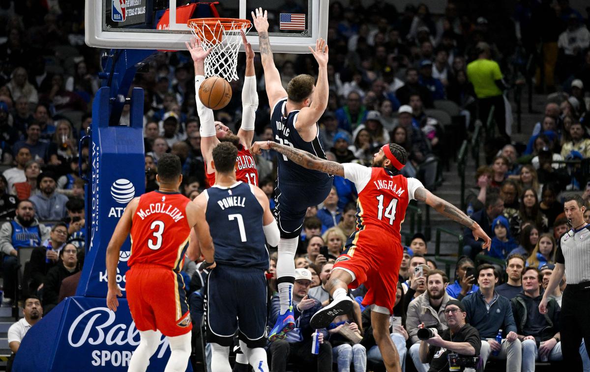 Luka Dončić Dallas Mavericks | Luka Dončić je v tretji četrtini utrpel boleč padec. | Foto Reuters