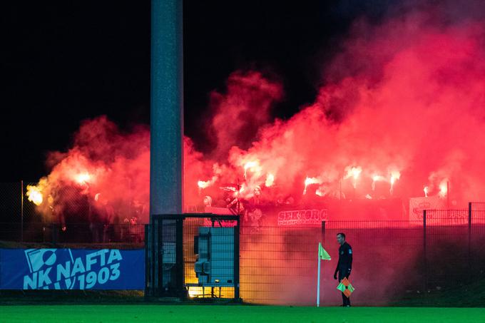 Današnji dvoboj na Brdu pri Kranju bo minil brez navijačev Nafte (na fotografiji) in Radomelj. | Foto: Blaž Weindorfer/Sportida