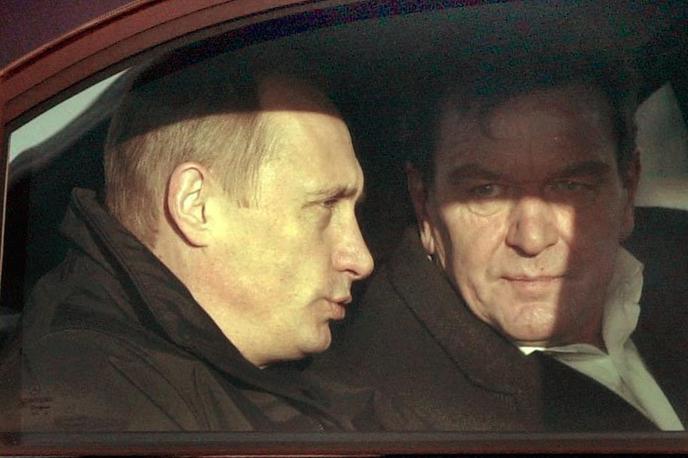 Vladimir Putin in Gerhard Schröder | Gerhard Schröder je prepričan, da bi morali Nemčija in Francija prevzeti pobudo za sklenitev miru med Ukrajino in Rusijo. | Foto Guliverimage