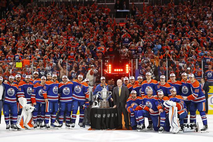 Pokal Campbell Conference Bowl za zmagovalca zahodne konference | Foto: Reuters