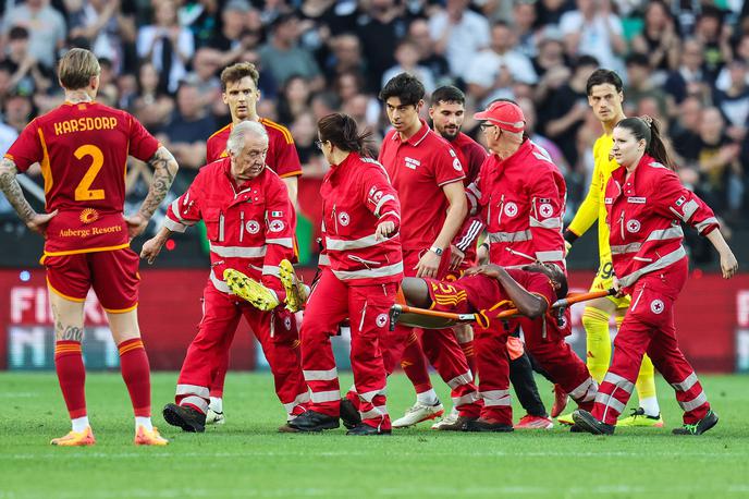 Evan Ndicka | Evana Ndickaja so v drugem polčasu odnesli z zelenice, dobrih deset minut pozneje pa tekmo predčasno končali. | Foto Guliverimage