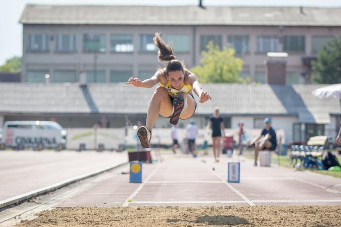 Eva Pepelnak je v troskoku za dva centimetra ugnala Nejo Filipič. | Foto: Peter Kastelic