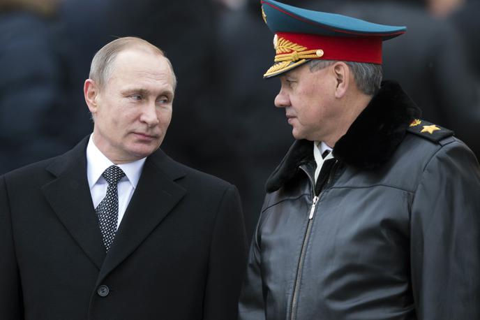 Putin Šojgu | Ruski obrambni minister Sergej Šojgu (desno) in Vladimir Putin veljata za velika zaveznika in sta prijatelja tudi v zasebnem življenju. | Foto Guliver Image