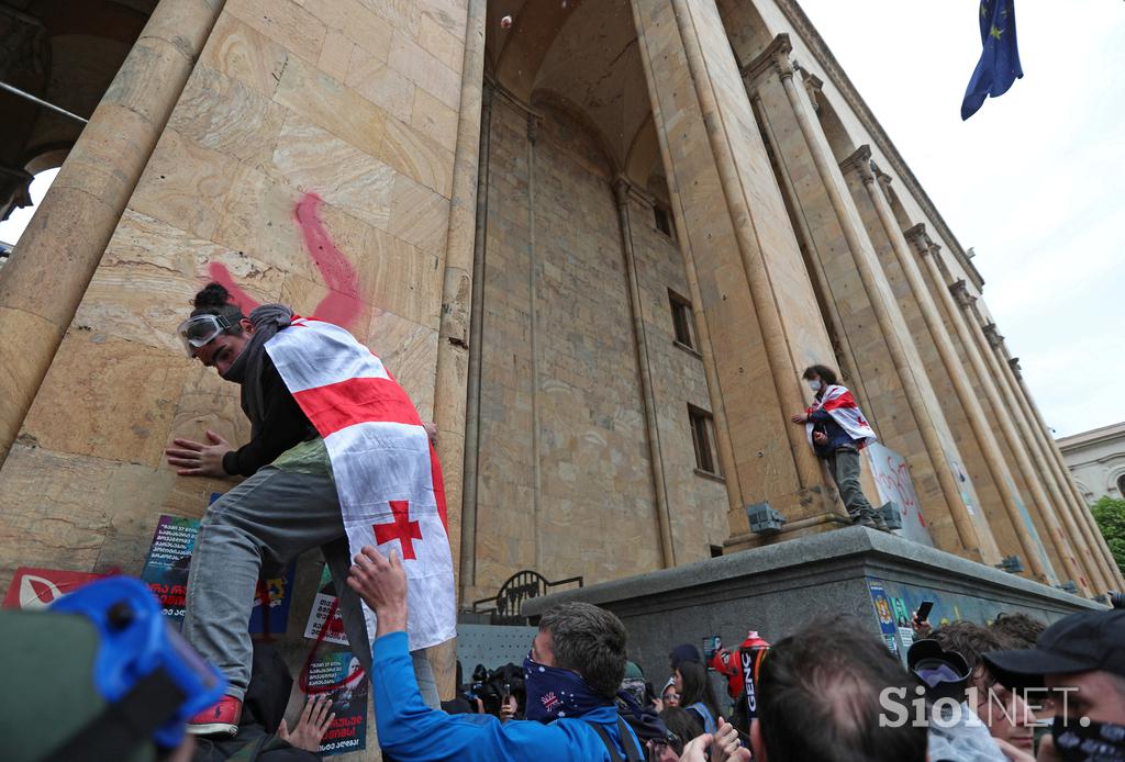 Protestniki pred gruzijskim parlamentom v Tbilisiju