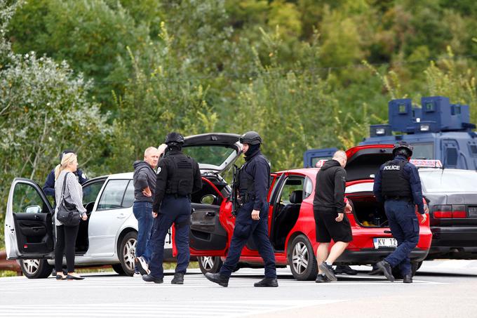 Policija je nadzor nad območjem prevzela v nedeljo zvečer.  | Foto: Reuters