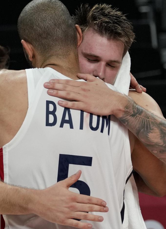 Nicolas Batum je po tekmi tolažil Dončića. | Foto: Guliverimage/Vladimir Fedorenko