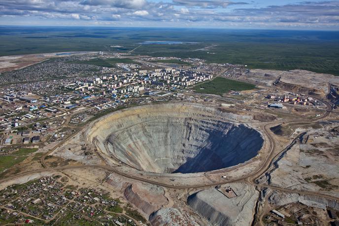 Rudnik Mir | Pošastne dimenzije rudnika diamantov Mir postanejo še bolj izrazite, če vemo, da je bližnje mesto Mirny približno tako veliko kot slovensko Celje. | Foto Alrosa