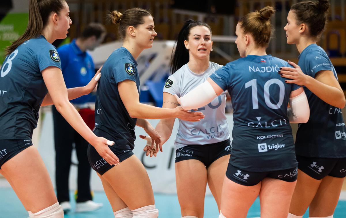 Calcit Volley | Kamničanke so za tretjo zmago s 3:0 premagale Mariborčanke. | Foto Klemen Brumec