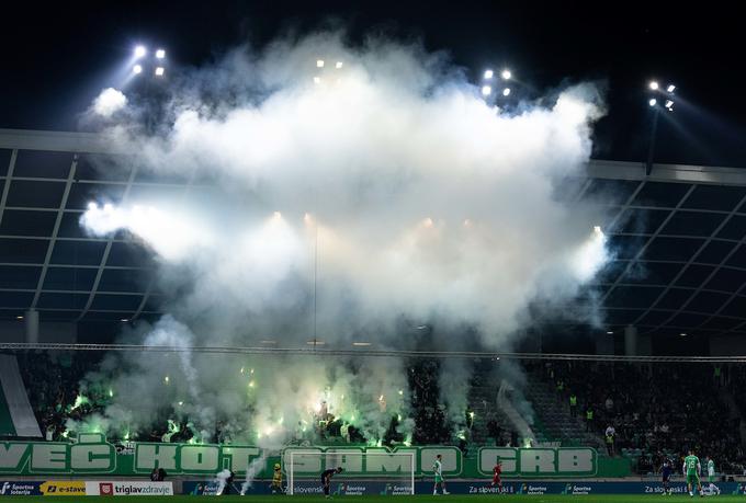 Zaradi pirotehničnih sredstev, ki so jih navijači Olimpije metali na zelenico, je bila tekma prekinjena kar dvakrat. Prvi polčas se je zavlekel za 8, drugi pa kar za 12 minut. | Foto: Vid Ponikvar