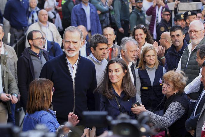 španski kraljevi par | Tri tedne po naravni nesreči sta se Felipe in Letizia pogovarjala s prebivalci, jih objela in jim stisnila roko. Na posnetkih, ki jih je predvajala španska televizija, je bilo videti ljudi, ki so vzklikali "Naj živi kralj" in "Naj živi kraljica". | Foto Guliverimage