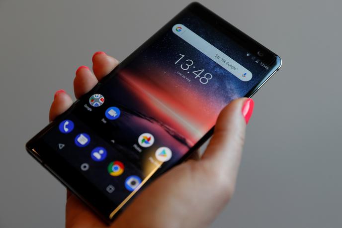 Pametni telefon | Pametne telefone z operacijskim sistemom Android, ki imajo že privzeto nameščene Googlove aplikacije, uporablja skoraj 80 odstotkov Slovencev (vir: gs.statcounter.com). Podobno prevlado ima Googlov operacijski sistem tudi v svetovnem merilu.  | Foto Reuters