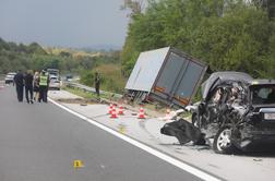 Slovenec zapeljal na odstavni pas in trčil v vozilo: 68-letnik umrl, njegova sopotnica huje poškodovana