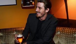 Garrett Hedlund: mama v filmu raje vidi njegovo zadnjico kot smrt