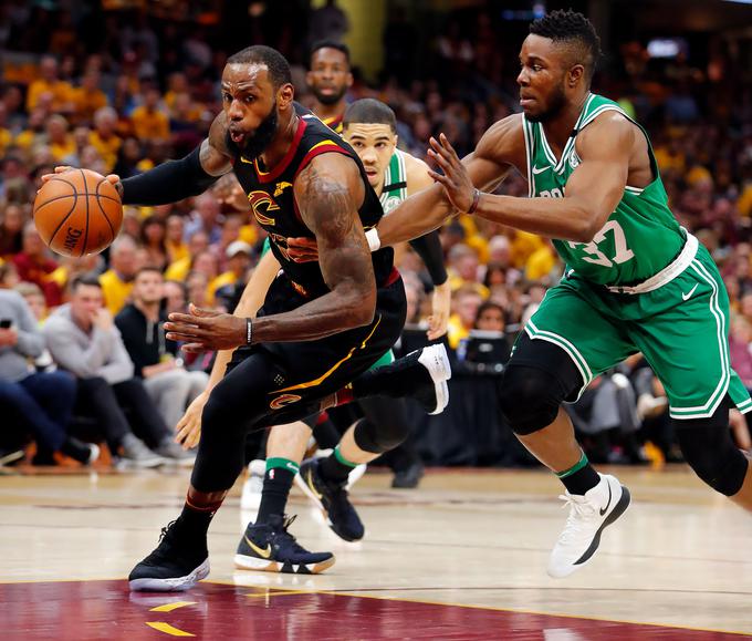 LeBron James je vlekel voz Clevelanda k visoki zmagi nad Bostonom, s katero so zaostanek v zmagah v seriji znižali na 1:2. | Foto: Reuters