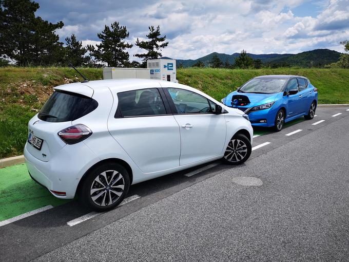 Kaj pa drugi obstoječi avtomobili? Na eni strani odličen paket ponuja renault zoe (doseg krepko prek 300 kilometrov), prav tako tudi iz vidika baterij osnovne različice avtomobil kot so nissan leaf, hyundai kona in tudi hyundai ioniq. V tem rangu se je v Evropi in Sloveniji odlično prodajal tudi volkswagen e-golf. Njegov naslednik ID.3 na različico z najmanjšo baterijo še čaka. | Foto: Gašper Pirman