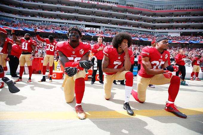 Proteste proti policijskemu nasilju je leta 2016 začel Colin Kapernick. | Foto: Guliverimage/Getty Images