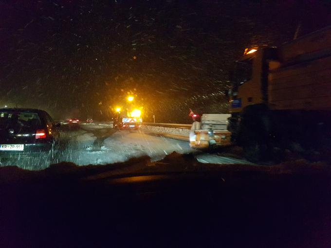 Na Karteljevskem klancu na dolenjski avtocesti so se vozniki pozno popoldne premikali po polžje. | Foto: Jure Gregorčič