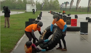 Mokre pnevmatike so jim povzročale kar nekaj težav #video