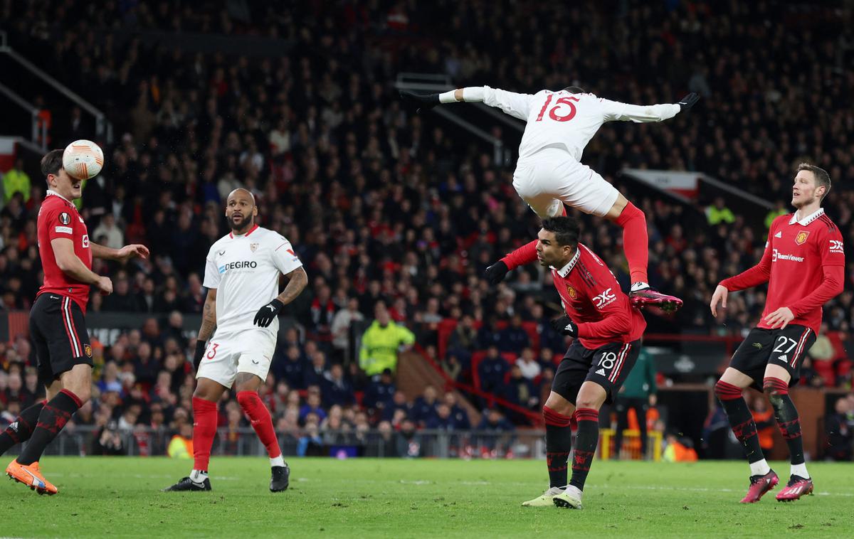 Manchester United - Sevilla | Na Old Traffordu je gostovala Sevilla, bilo je 2:2. Izenačujoči gol je takole nesrečno z obrazom dosegel Harry Maguire. | Foto Reuters