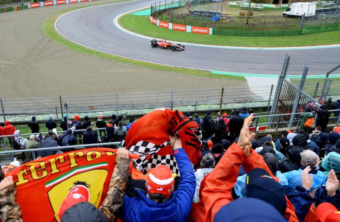 V Melbournu in Imoli je Sainz s Ferrarijem odstopil že v prvem krogu. | Foto: Reuters