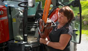 Kljub petim moškim pri hiši vozi traktor in poprime za motorno žago #video