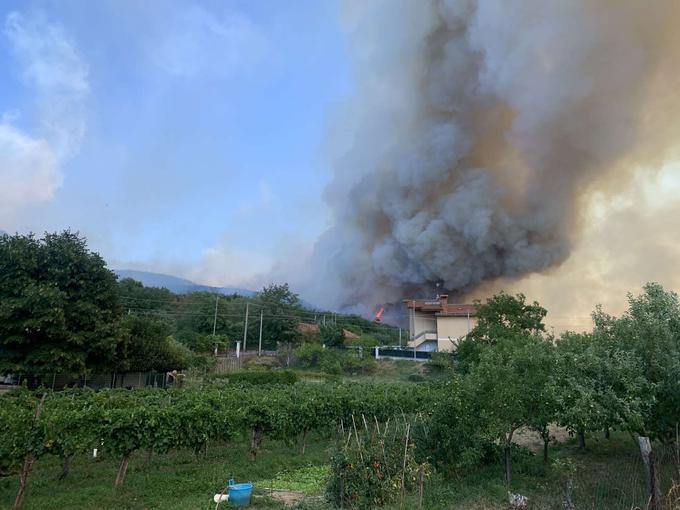 Pomoč pri gašenju iz zraka nudi tudi italijanski kanader. "Trenutno je aktiviranih 66 gasilskih enot in okoli 120 gasilcev. Na požarišču so tudi italijanski gasilci. Zaprta je državna cesta med Gabrovico in mejnim prehodom Osp v občini Koper," so sporočili v popoldanskem poročilu Uprave za zaščito in reševanje. | Foto: STA ,