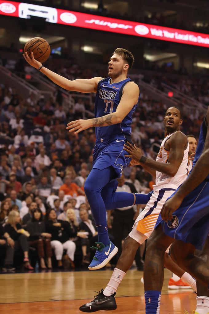 Luka Dončić je na prvi tekmi v ligi NBA na parketu prebil slabih 32 minut. | Foto: Guliverimage/Getty Images