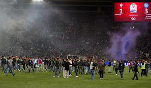 Navijač Napolija, ki ga je ustrelil znani huligan Rome, se bori za življenje