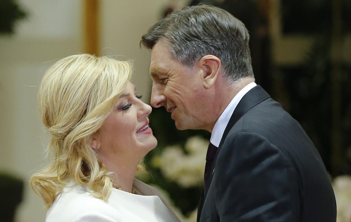 Kolinda Grabar-Kitarović in Borut Pahor | Mednarodni pravnik Ernest Petrič poudarja, da nedavna razkritja v povezavi s hrvaškimi prisluhi med arbitražo mečejo slabo luč na ravnanje Hrvaške. Na fotografiji hrvaška predsednica Kolinda Grabar-Kitarović in slovenski predsednik Borut Pahor. | Foto Reuters