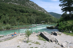 Pogrešanega 45-letnika so potapljači našli mrtvega v reki Soči