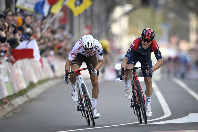 Benoit Cosnefroy, Michal Kwiatkowski | Za zmago sta v ciljnem sprintu obračunala Benoit Cosnefroy in Michal Kwiatkowski, zmagal pa je Poljak. | Foto Guliverimage