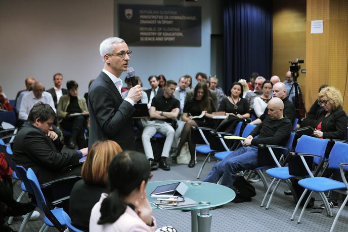 Posvet o šolstvu | Današnje razprave o razmerah v šolstvu se je udeležilo okoli sto ljudi s področja vzgoje in izobraževanja. Na srečanju je bil prisoten tudi minister za izobraževanje Jernej Pikalo. | Foto STA