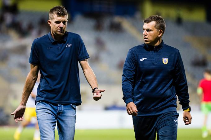 Simon Rožman v pogovoru s pomočnikom trenerja Luko Gobcem. Pred letom dni, ko je vodil Maribor, je bil za kratek čas njegov asistent Radovan Karanović. | Foto: Grega Valančič/Sportida