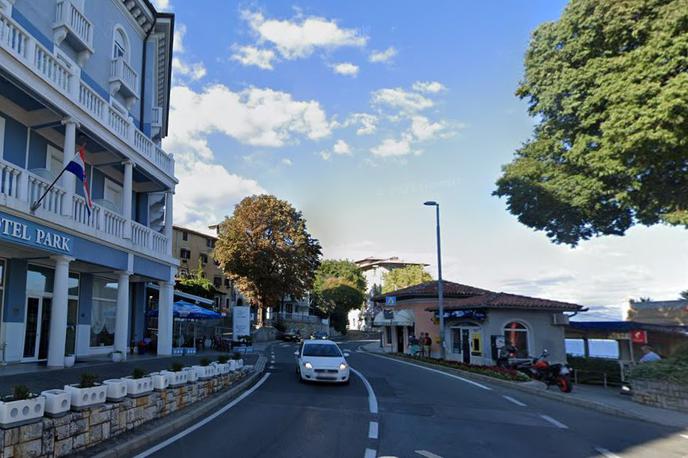 Lovran, Hotel Park, nesreča | Deklica je umrla, ko je vanjo in v še dve dekleti na pločniku trčil tovornjak. | Foto Google Maps Street View