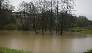 Reki Krka in Dravinja že poplavljata (video)