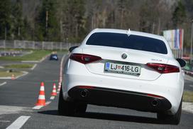 PRIMA prestižna limuzina srednjega razreda: Audi A4, Alfa romeo giulia, BMW 3, Jaguar XE, Lexus IS300h, Mercedes-Benz C